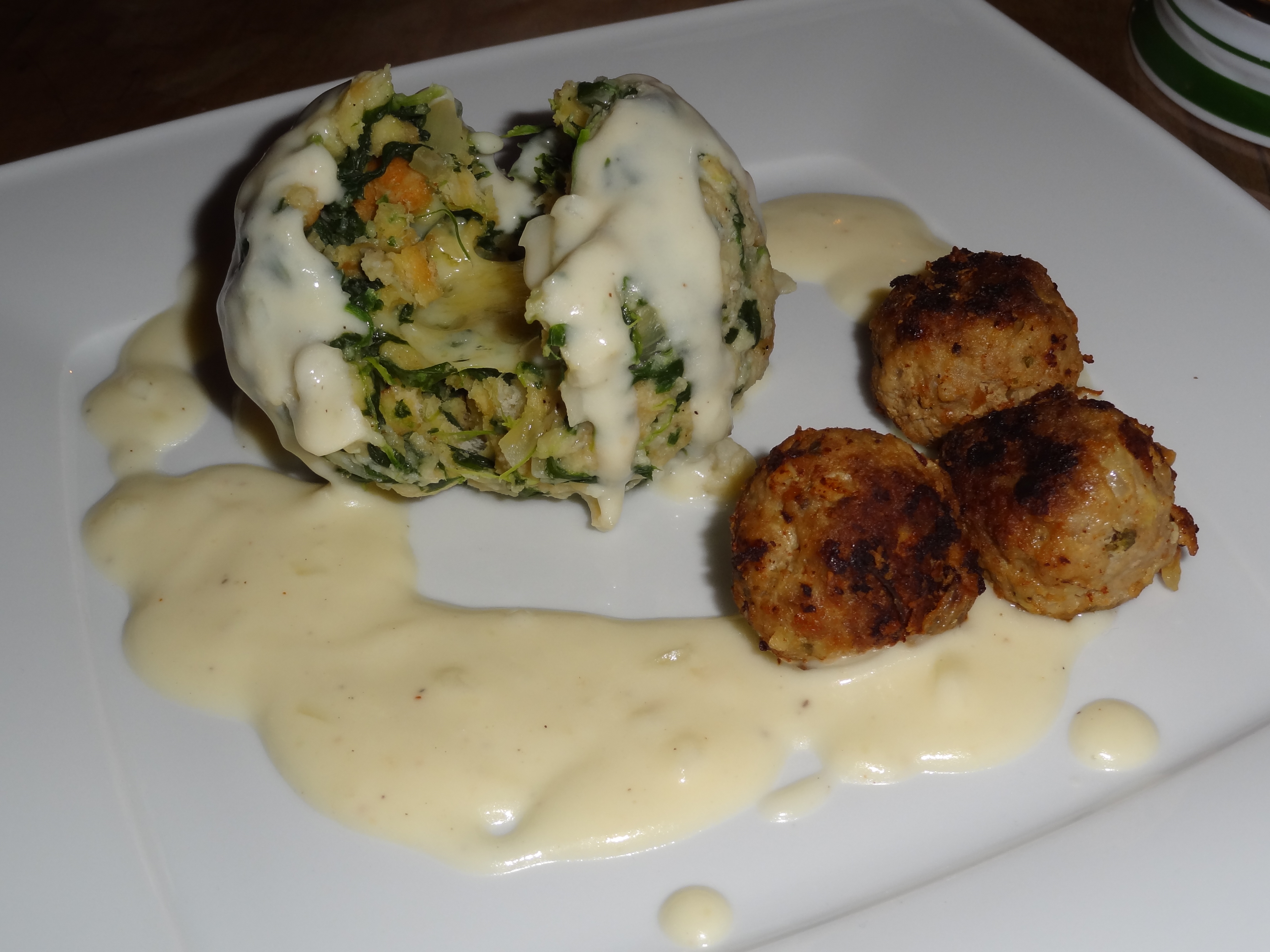 www.meixner.net: Spinatknödel mit Käsefüllung und Käsesauce